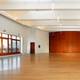 Taneční parket 11 x 14 m vybízí ke společenskému tanci. Plesy a taneční kurzy si v komunitním centru získaly svojí tradici.
